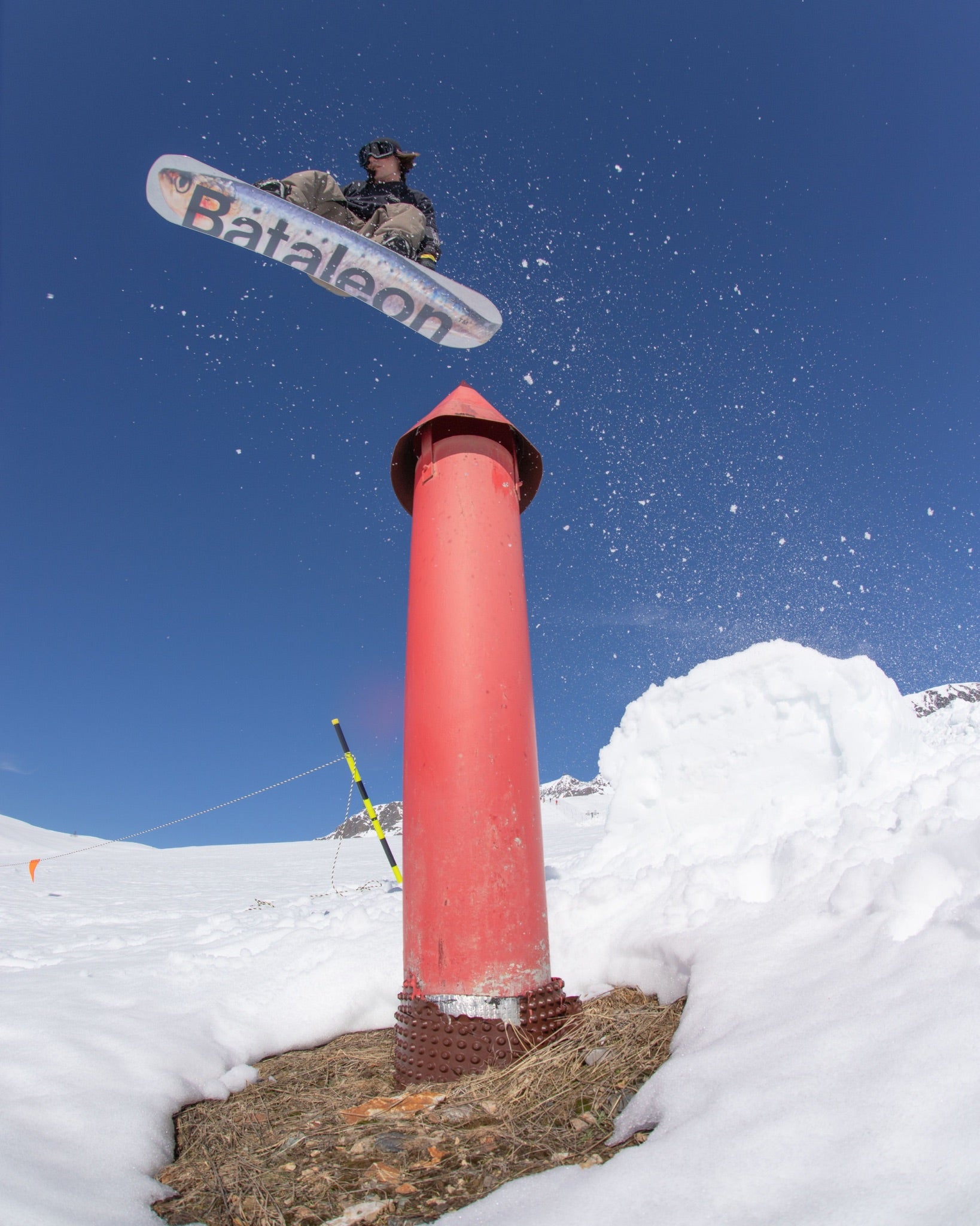 Riding Devices : Snowboards - FunKink Men's Snowboard - Bataleon US