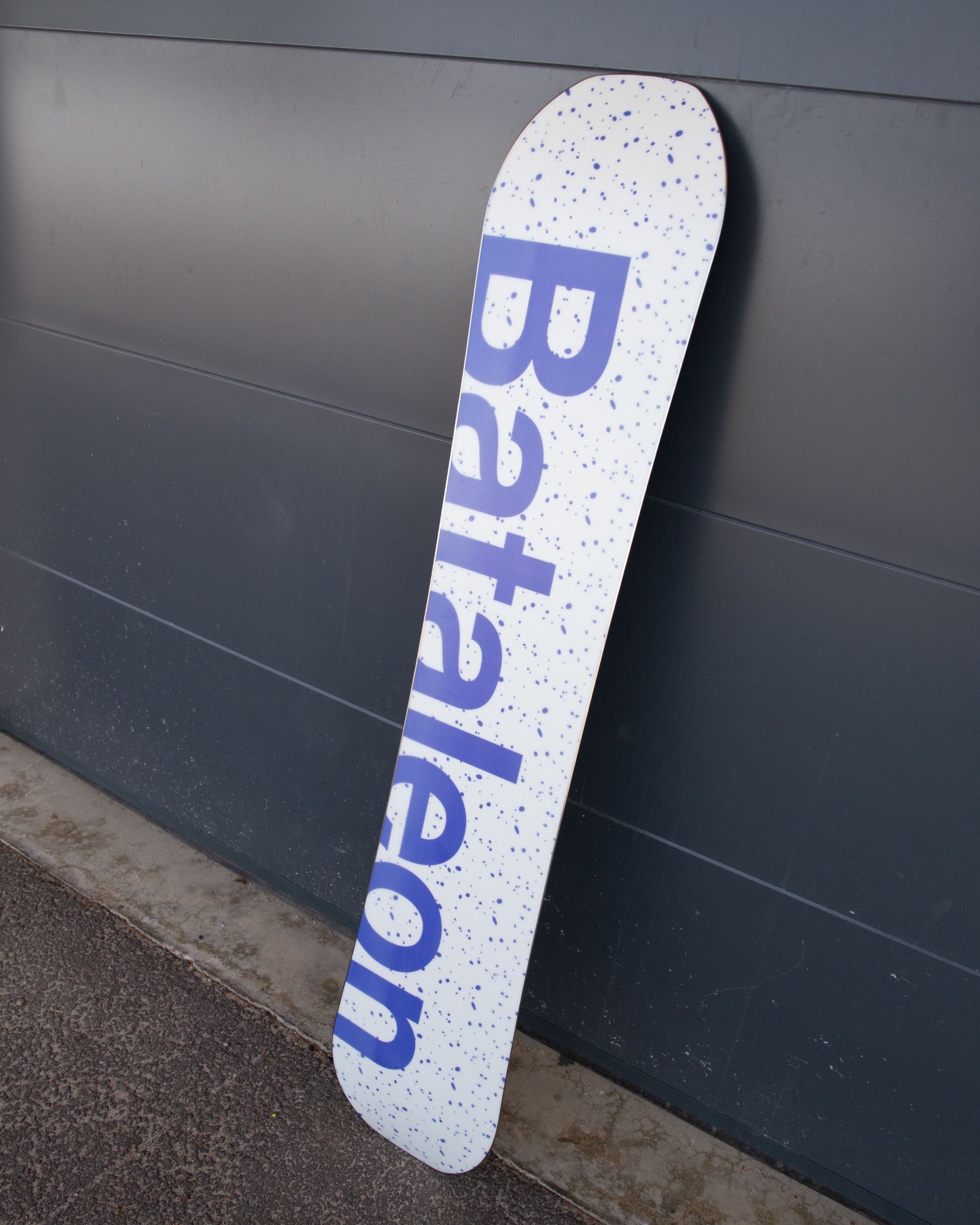 Riding Devices : Snowboards - Men's Mojo Snowboard - Bataleon US