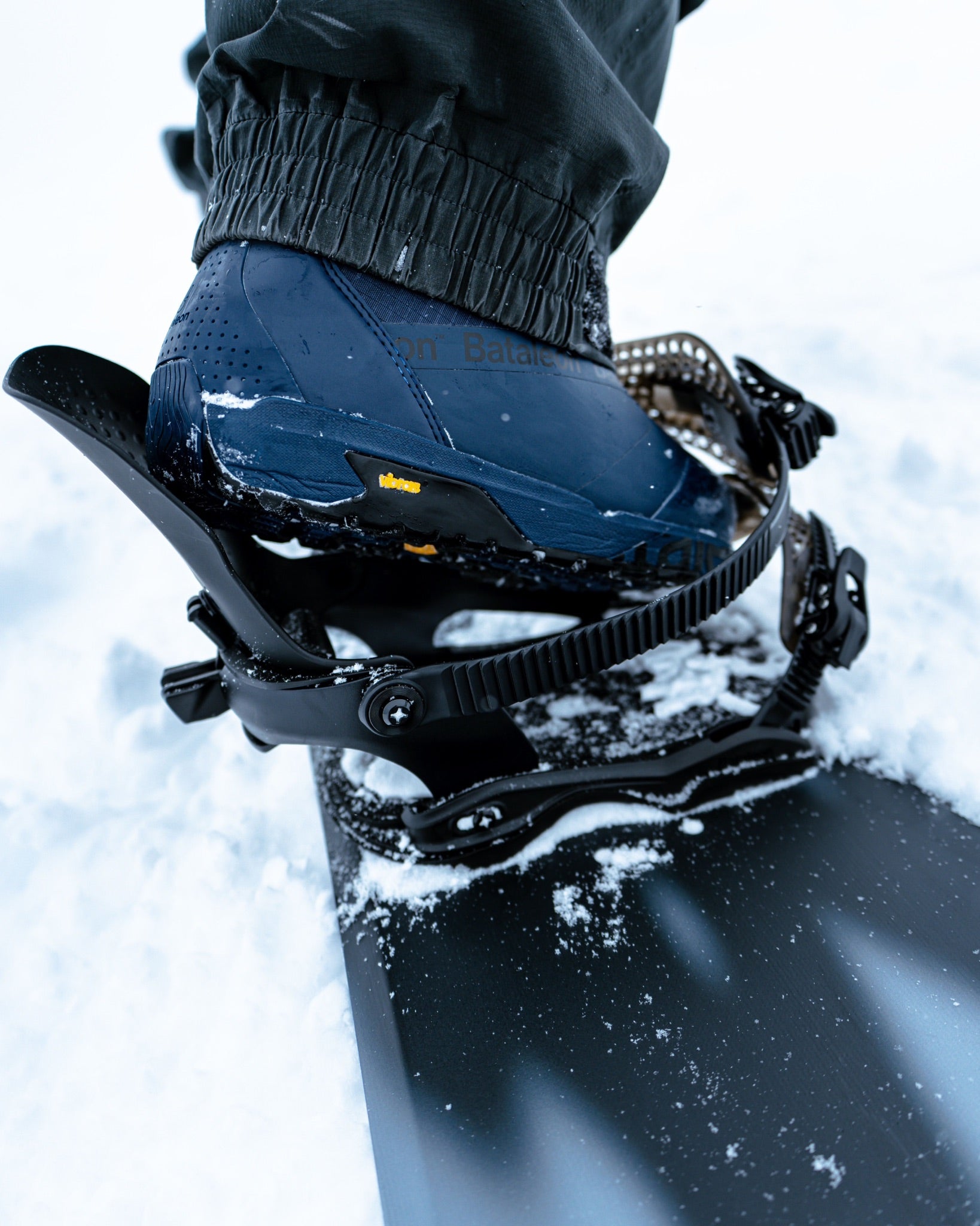 Bindings - Women's Blaster AsymWrap™ FASE® Snowboard Bindings - Bataleon US