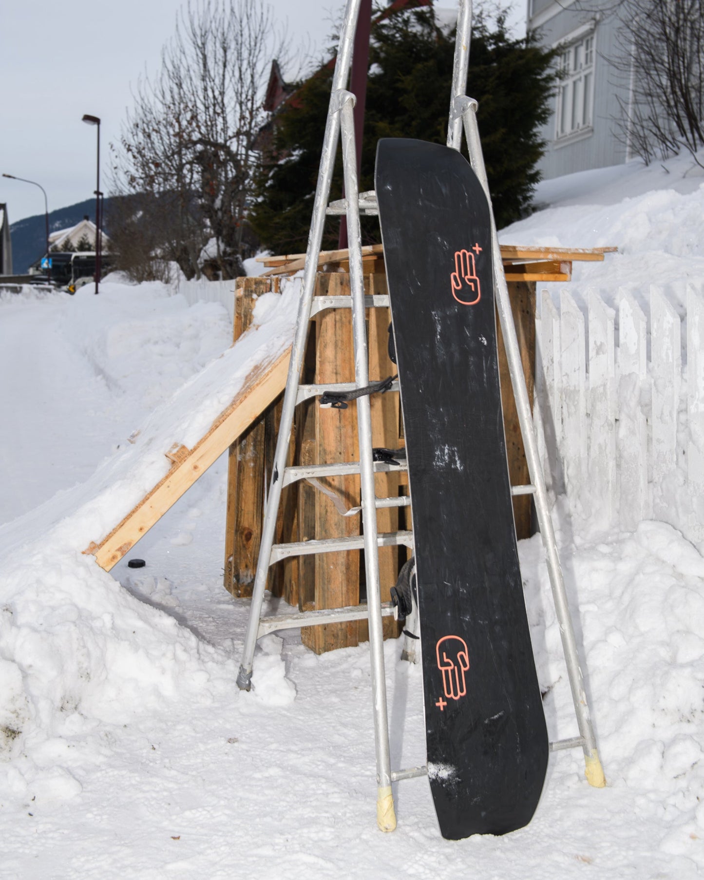 Bataleon men's snowboards 2025 in black and orange. Disaster+ 2025 | Bataleon Snowboards™ 2025.